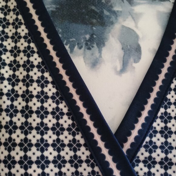 Print Wrap Dress with Border Design - Picture 5 of 9